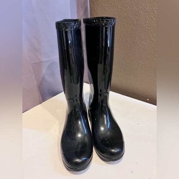 Ugg sold out Shaye rain boots no stains or no damage - Picture 3 of 4